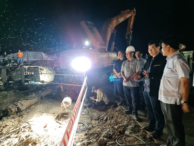 Điều thêm phương tiện vì giải cứu bé trai rơi xuống trụ bê tông 35m gặp khó - Ảnh 1. Điều thêm phương tiện vì giải cứu bé trai rơi xuống trụ bê tông 35m gặp khó - Ảnh 1.