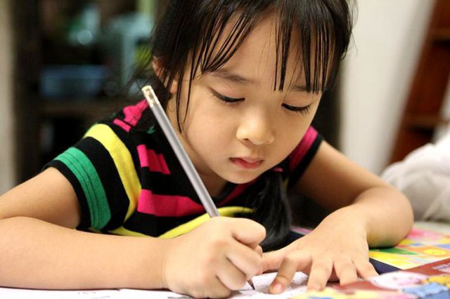 Đâu là độ tuổi thích hợp nhất để bắt đầu cho con học chữ? Nhiều người tưởng càng sớm càng tốt, nghiên cứu khoa học đưa ra đáp án khác!  - Ảnh 1.