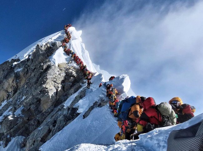 Những điều đáng sợ xảy ra với cơ thể con người tại vùng tử thần của đỉnh Everest - Ảnh 1.
