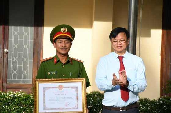 Đồng Nai: Khen thưởng lực lượng giải cứu bé gái rơi xuống hố cọc bê tông - Ảnh 1.