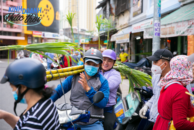 Kiếm hàng chục triệu chưa đầy 24 giờ nhờ phong tục mua mía vàng cúng vía Trời ở Sài Gòn  - Ảnh 7.