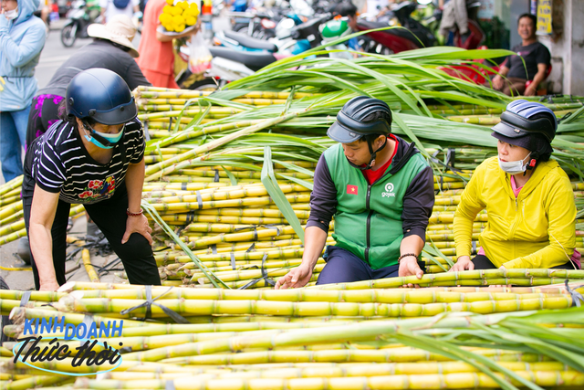 Kiếm hàng chục triệu chưa đầy 24 giờ nhờ phong tục mua mía vàng cúng vía Trời ở Sài Gòn  - Ảnh 5.