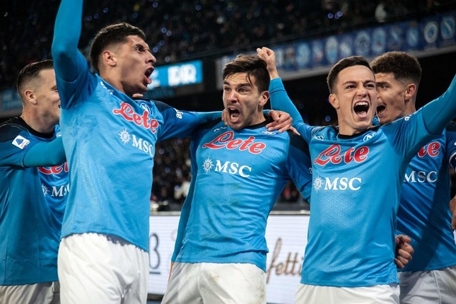 Con trai Simeone lóe sáng, Napoli tạo khoảng cách kỷ lục ở Serie A - Ảnh 1.