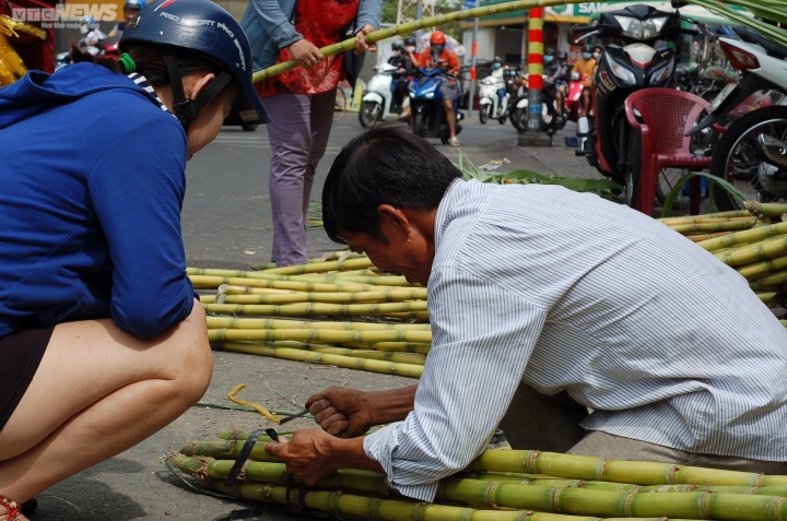 TP.HCM: Mía thân vàng đắt khách ngày cúng vía Ngọc Hoàng - Ảnh 7.