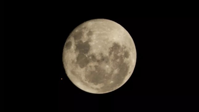 Sao Hỏa sắp bị Mặt trăng che khuất, một hiện tượng huyền bí - Ảnh 1.