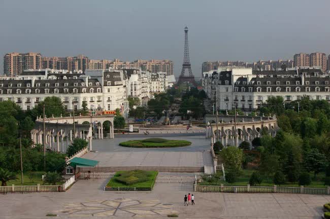 10 phiên bản nhái các thành phố nổi tiếng thế giới ở Trung Quốc: Từ Paris hoa lệ đến Venice mộng mơ đều được xây kỳ công với tỉ lệ 1:1 - Ảnh 8.