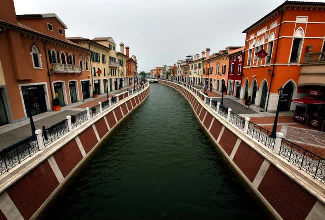 10 phiên bản nhái các thành phố nổi tiếng thế giới ở Trung Quốc: Từ Paris hoa lệ đến Venice mộng mơ đều được xây kỳ công với tỉ lệ 1:1 - Ảnh 2.