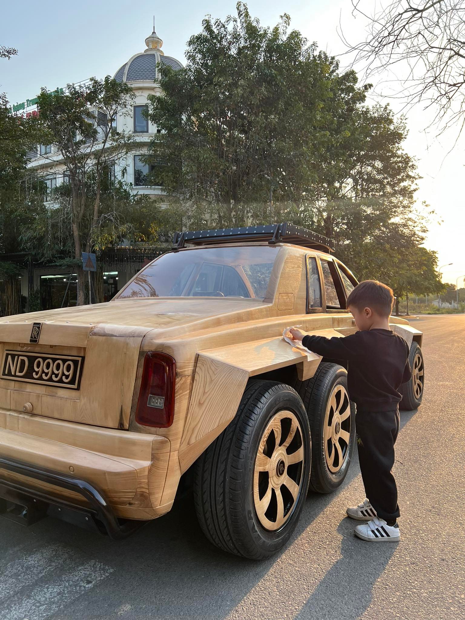 9X Bắc Ninh tự chế Rolls-Royce 6 bánh: To như ô tô thật, tốn khoảng 350 triệu đồng - Ảnh 3.