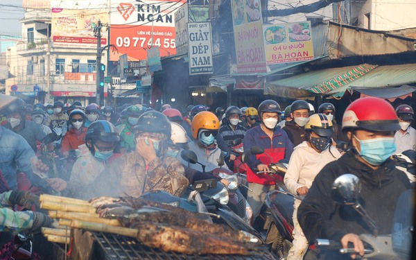 Phố cá lóc nướng ở TPHCM đông nghẹt ngày vía Thần Tài, tiểu thương phấn khởi vì hốt bạc - Ảnh 1.