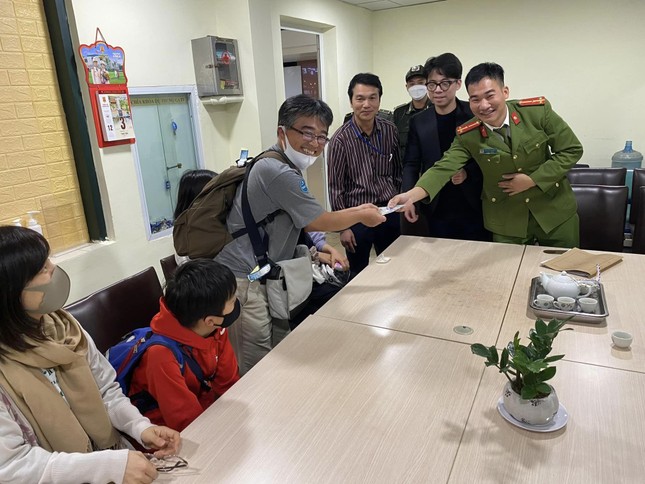 Gia đình khách Nhật nhận lại được tiền bị taxi dù ‘chặt chém’ tại Nội Bài - Ảnh 1.