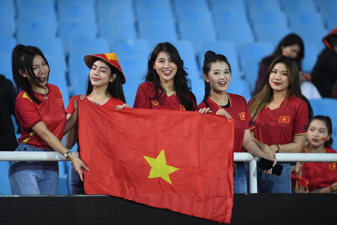 Những nữ CĐV xinh đẹp lên sân Mỹ Đình cổ vũ đội tuyển Việt Nam trong trận đấu với Myanmar - Ảnh 2.