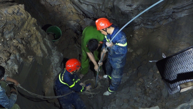 Huy động tối đa phương tiện, thiết bị, nhân lực, chạy đua với thời gian cứu nạn cháu bé rơi xuống ống cọc bê tông sâu 35m - Ảnh 4.