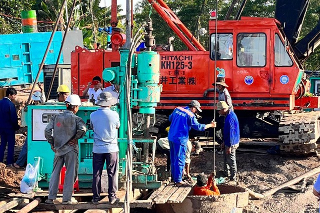 Huy động tối đa phương tiện, thiết bị, nhân lực, chạy đua với thời gian cứu nạn cháu bé rơi xuống ống cọc bê tông sâu 35m - Ảnh 3.