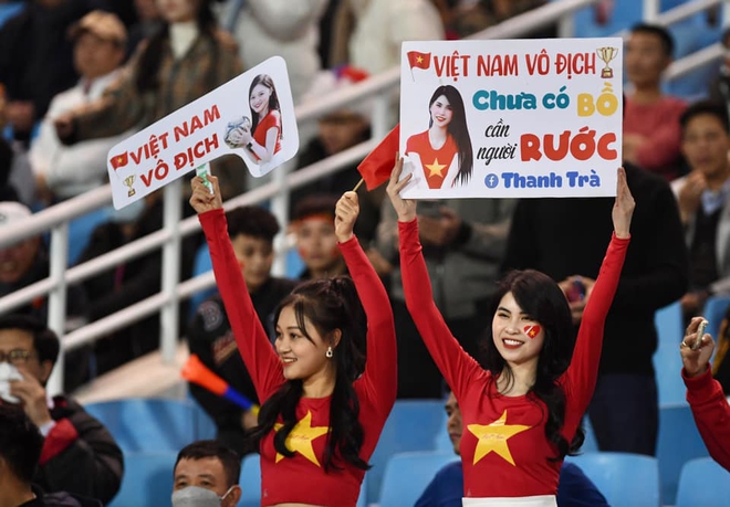 Những nữ CĐV xinh đẹp lên sân Mỹ Đình cổ vũ đội tuyển Việt Nam trong trận đấu với Myanmar - Ảnh 5.
