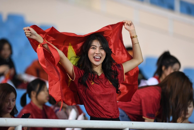 Những nữ CĐV xinh đẹp lên sân Mỹ Đình cổ vũ đội tuyển Việt Nam trong trận đấu với Myanmar - Ảnh 4.