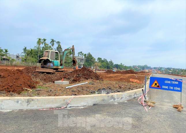 Đại lộ nghìn tỷ ngổn ngang ngày thông xe: Chủ đầu tư nói một đằng, nhà thầu bảo một nẻo - Ảnh 2.