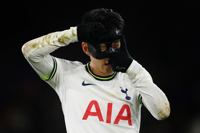 Son Heung-min ném mặt nạ ăn mừng trong chiến thắng 4 sao của Tottenham - Ảnh 4.