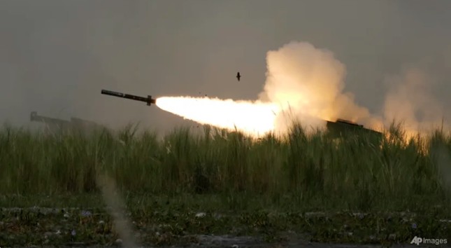 Úc đặt mua loại tên lửa Mỹ đã kiểm nghiệm trên chiến trường Ukraine - Ảnh 1.