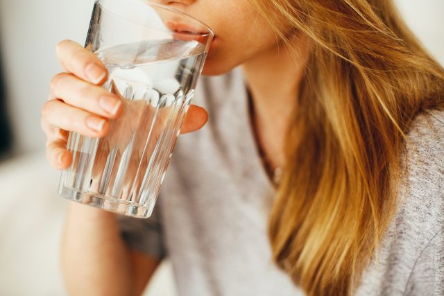 Không uống đủ nước có thể làm tăng nguy cơ tử vong - Ảnh 1.
