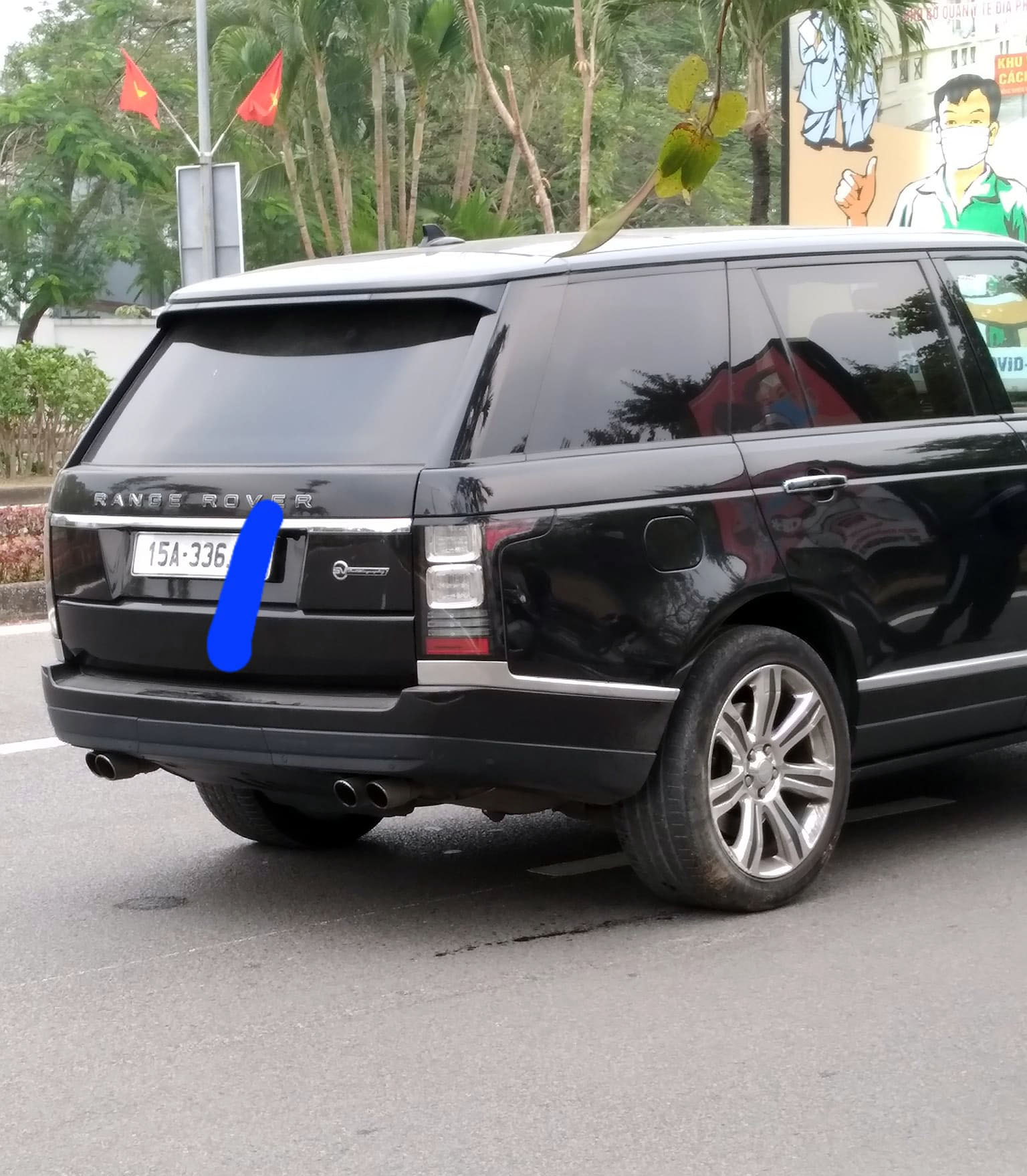 Đằng sau những bức ảnh TNGT: Range Rover gãy rời càng chữ A, phủ phục giữa đường - Ảnh 3.