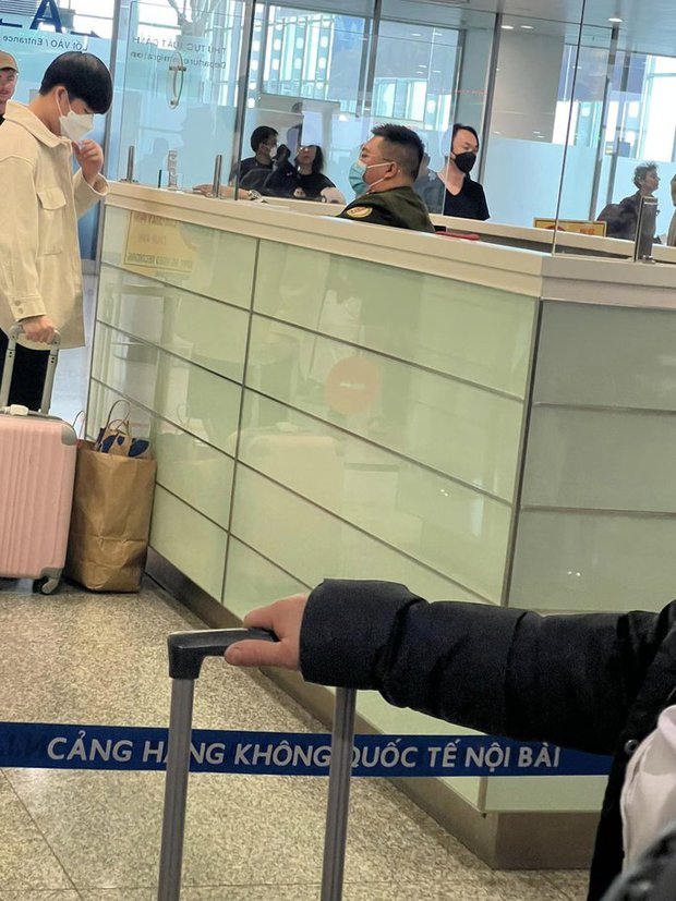  Du khách Singapore tố bị vòi tiền ở Nội Bài: Tạm đình chỉ 1 cán bộ công an cửa khẩu - Ảnh 2.