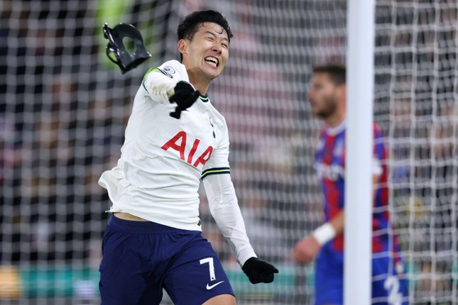 Son Heung-min ném mặt nạ ăn mừng trong chiến thắng 4 sao của Tottenham - Ảnh 2.