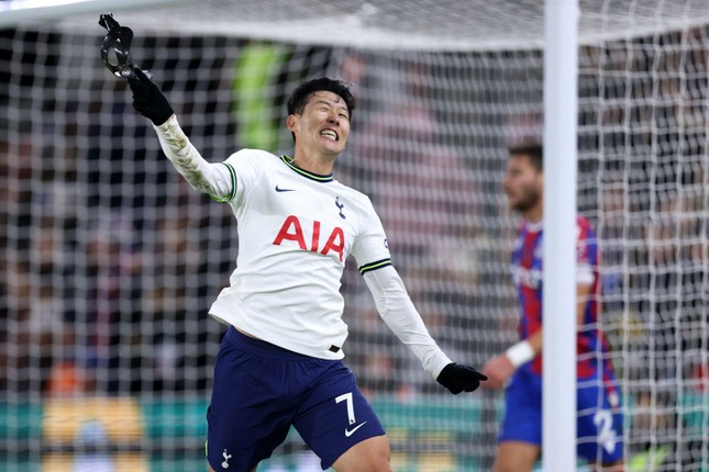 Son Heung-min ném mặt nạ ăn mừng trong chiến thắng 4 sao của Tottenham - Ảnh 1.