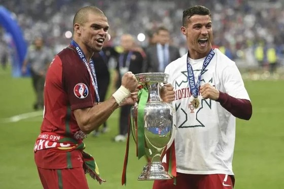 Cristiano Ronaldo rủ Pepe sang Al-Nassr - Ảnh 1.
