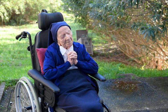 Bí quyết sống thọ 118 tuổi của cụ bà người Pháp đó là không bao giờ ngồi ăn một mình  - Ảnh 2.