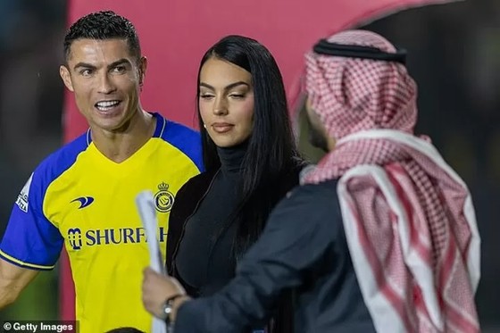 Ronaldo có thể phạm luật vì chung sống với Georgina ở Saudi Arabia - Ảnh 1.