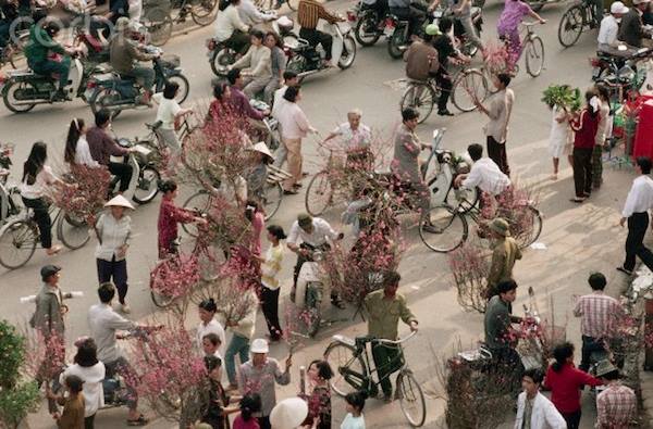 Những hồi ức đẹp của người Hà Nội về Tết những năm 90 qua lăng kính phóng viên nước ngoài - Ảnh 1.
