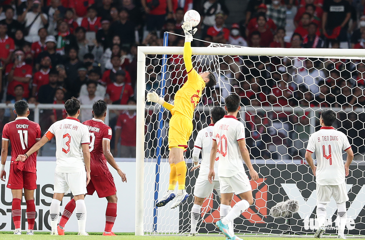 Phá kỷ lục giữ sạch lưới, Đặng Văn Lâm vẫn xếp sau thủ môn Indonesia - Ảnh 1.