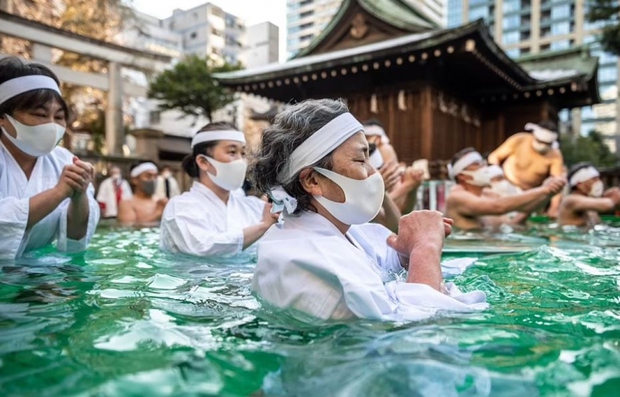 Thú vị nghi lễ tắm nước đá lấy may đầu năm mới ở Nhật Bản - Ảnh 1.