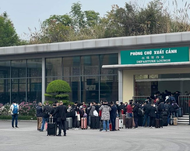 Hàng trăm người xếp hàng chờ xuất cảnh sang Trung Quốc ở cửa khẩu Móng Cái - Ảnh 1.