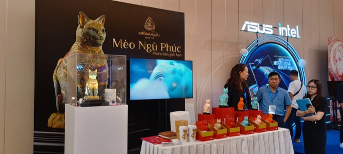 Mèo phong thủy dát vàng 165 triệu/con