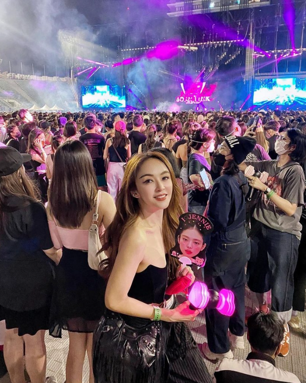 Hoa hậu Thùy Tiên được báo Thái Lan đưa hẳn tin khi đến xem concert BLACKPINK, Á hậu xứ chùa vàng vào phản ứng - Ảnh 6.