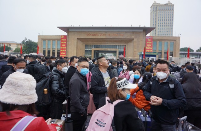 Hàng trăm người xếp hàng chờ xuất cảnh sang Trung Quốc ở cửa khẩu Móng Cái - Ảnh 7.