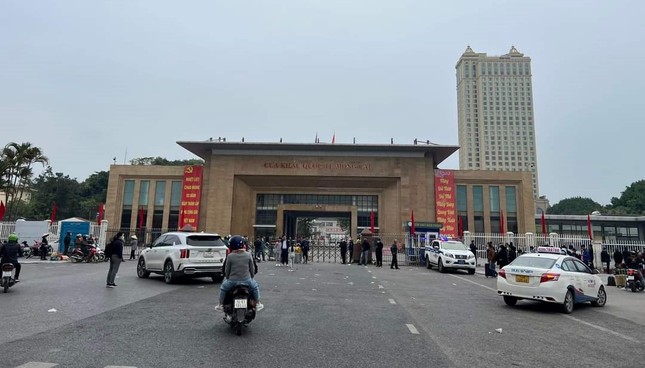 Hàng trăm người xếp hàng chờ xuất cảnh sang Trung Quốc ở cửa khẩu Móng Cái - Ảnh 6.