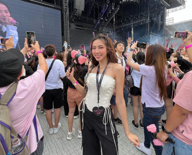 Hoa hậu Thùy Tiên được báo Thái Lan đưa hẳn tin khi đến xem concert BLACKPINK, Á hậu xứ chùa vàng vào phản ứng - Ảnh 3.