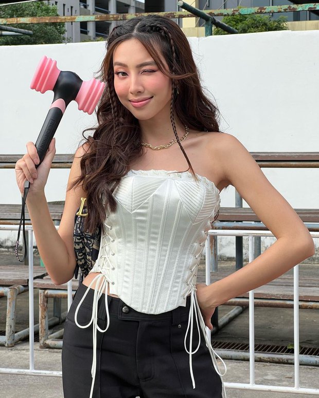 Hoa hậu Thùy Tiên được báo Thái Lan đưa hẳn tin khi đến xem concert BLACKPINK, Á hậu xứ chùa vàng vào phản ứng - Ảnh 2.