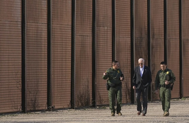 Thấy gì từ chuyến thăm biên giới của Tổng thống Biden trước thềm thượng đỉnh Mexico? - Ảnh 1.