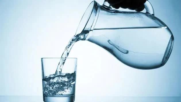 Bạn có thể tử vong vì uống quá nhiều nước? Đây là giải đáp từ các chuyên gia - Ảnh 3.