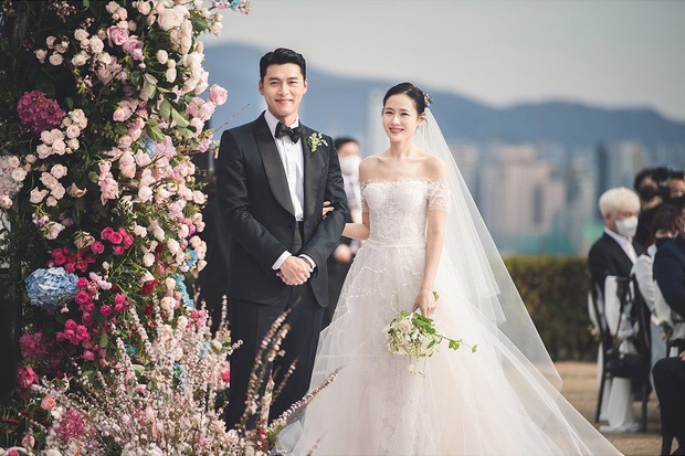 Hyun Bin vô tình hé lộ vị trí của Son Ye Jin trong lòng qua hành động nhỏ tại 2 sự kiện - Ảnh 1.