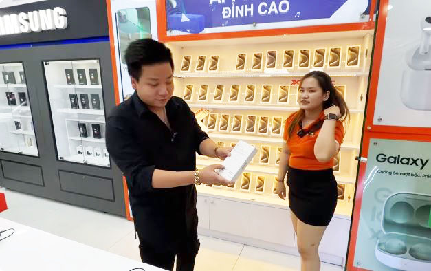 Khoa Pug bỏ nửa tỷ ra mua nguyên dàn iPhone 15 Pro Max đủ màu, đập hộp, bóc seal tại chỗ - Ảnh 1.