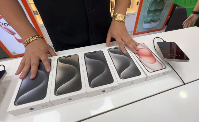Khoa Pug bỏ nửa tỷ ra mua nguyên dàn iPhone 15 Pro Max đủ màu, đập hộp, bóc seal tại chỗ - Ảnh 2.