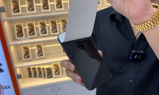 Khoa Pug bỏ nửa tỷ ra mua nguyên dàn iPhone 15 Pro Max đủ màu, đập hộp, bóc seal tại chỗ - Ảnh 3.