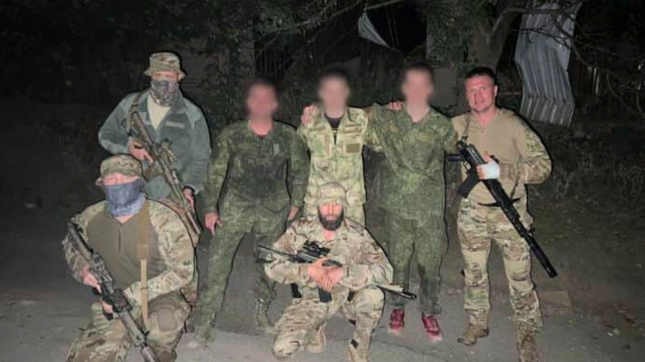 Ukraine giải cứu hai lính dù ẩn náu trong vùng Nga kiểm soát - Ảnh 1.