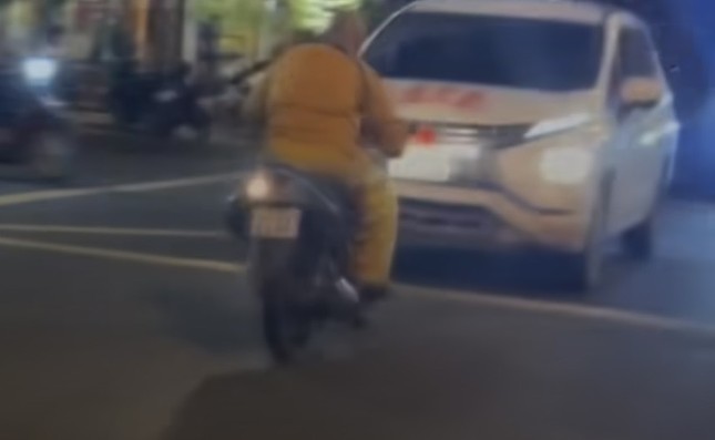 Xác minh clip một người mặc trang phục thầy tu đầu trần đi xe máy - Ảnh 1.