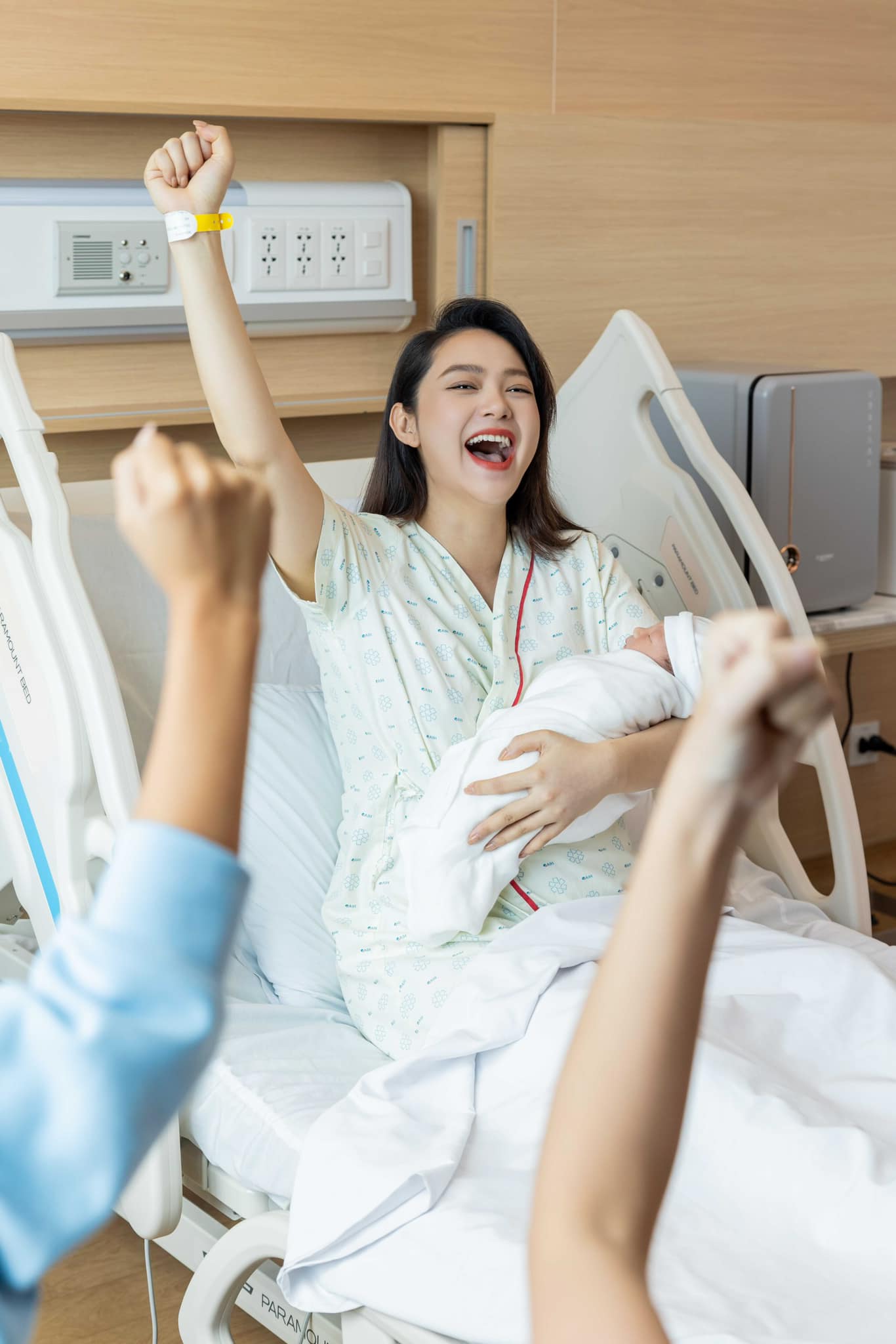 Minh Hằng trở lại công việc sau hơn 1 tháng sinh con, vóc dáng mẹ bỉm sữa ra sao? - Ảnh 3.