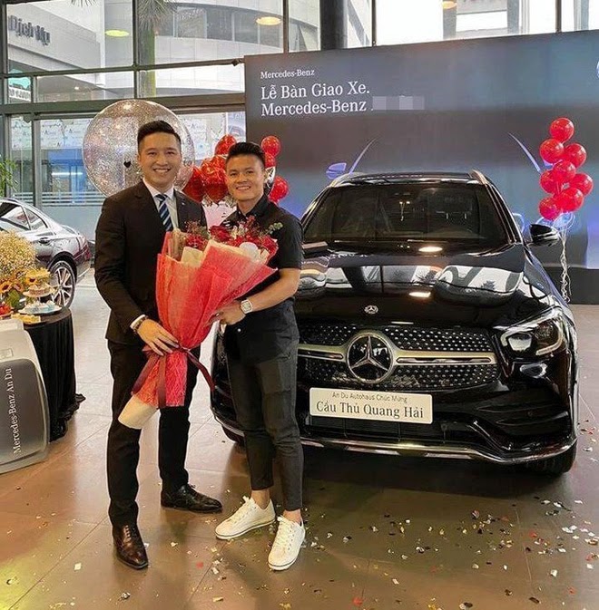 Chu Thanh Huyền diện đồ hiệu sang chảnh, đi xe Mercedes 2,4 tỷ của Quang Hải - Ảnh 2.